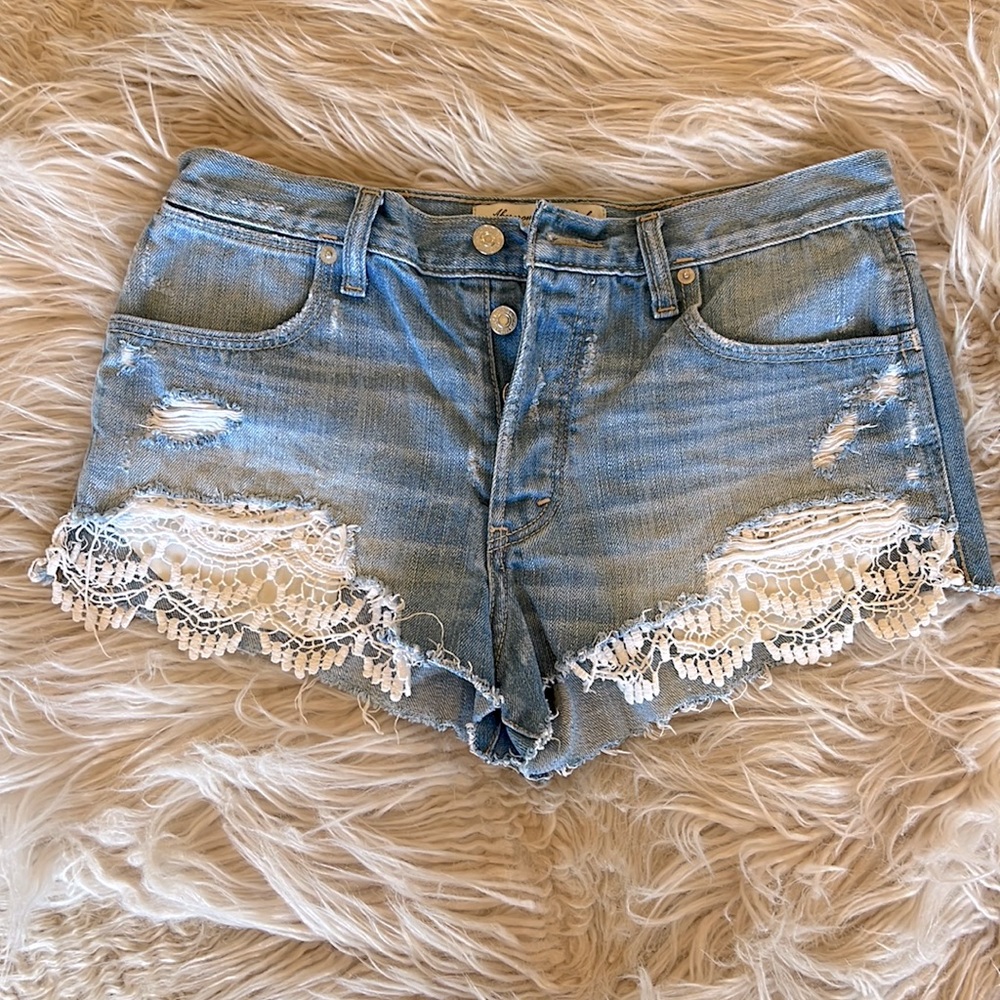 Abercrombie & Fitch Lace Crochet Distressed
Cutoff Denim Jean Shorts. 💜